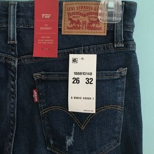 LEVI’S: Brand New Dark Wash Ripped Skinny Jeans